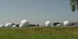 Radarkuppeln der ehemaligen Echelon Field Station 81 in Bad Aibling, Bayern.