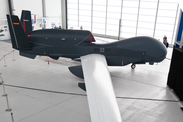 Die wegen fehlender Zulassung gegroundete Euro-Hawk-Drohne der Bundeswehr in Manching. (Bild: Maximilian Schönherr/CC-BY-SA-3.0)