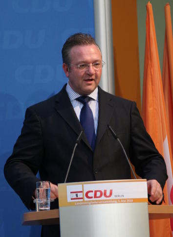 Frank Henkel, Berliner Innensenator, sammelt fragwürdige persönliche Daten.