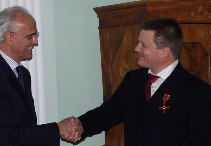 Georg Greve bekommt das Bundesverdienstkreuz überreicht