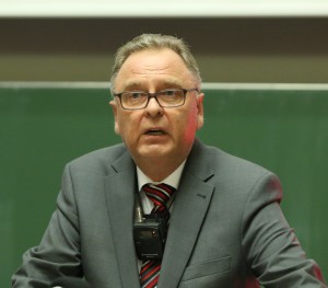 Wikipedia: "Hans-Jürgen Papier ist ein deutscher Staatsrechtswissenschaftler. Von April 2002 bis zu seinem Ausscheiden am 16. März 2010 war er Präsident des Bundesverfassungsgerichts." Bild: Tobias Klenze. Lizenz: Creative Commons BY 3.0.