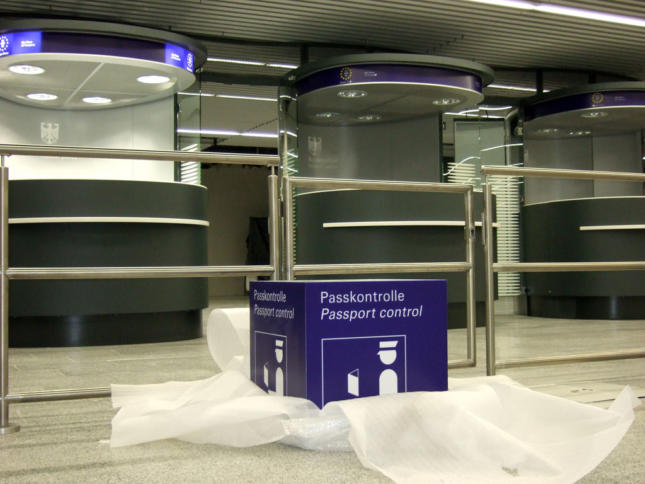 Neue Passkontrollstelle am Frankfurter Flughafen (Bild: Wikipedia)