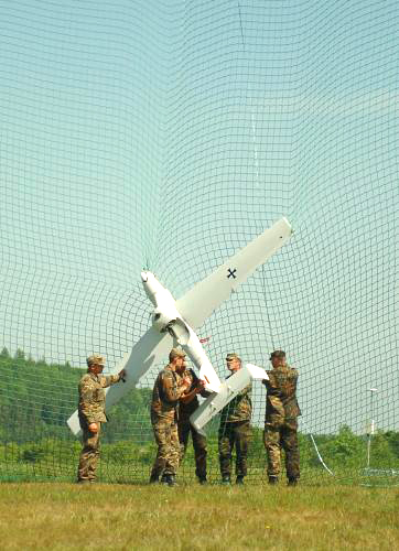 Die "LUNA" muss in eigens postierten Netzen gelandet werden - ein deutlicher Vorteil für den "Camcopter". Nach Angaben der Hersteller kann dieser selbst Netze abwerfen.