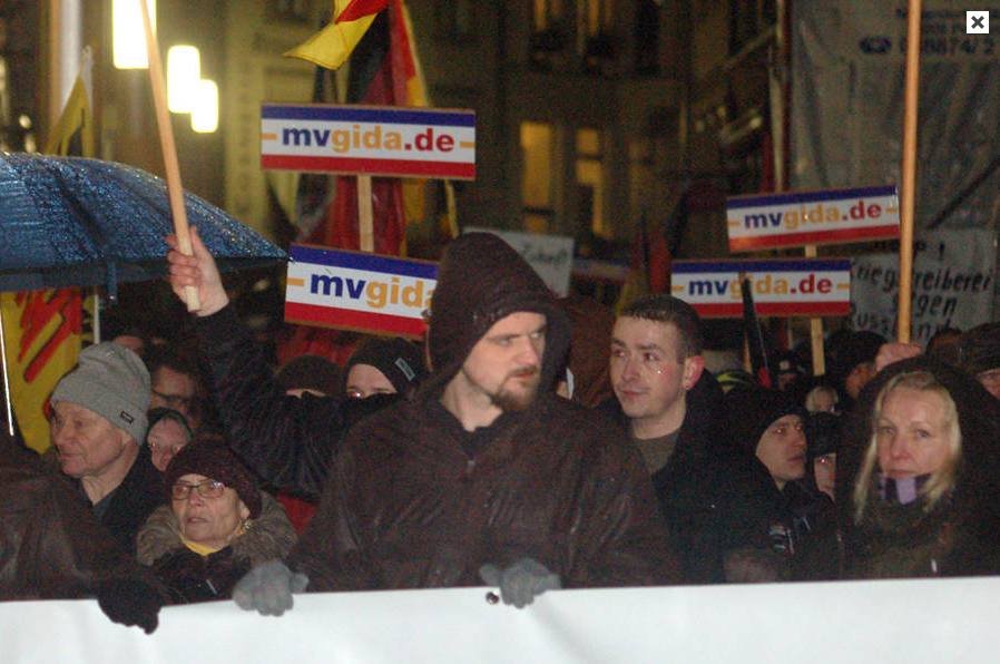 Mvgida-Anhänger werben für Demokratie und Nazi-Aussteigerprogramm | ENDSTATION RECHTS. 2015-01-27 14-32-53