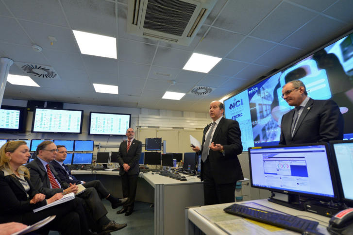 Besuch im "Cybersicherheitszentrum" der NATO. Die EU fordert mehr Zusammenarbeit.