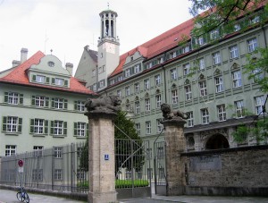 Hat die Verbindungs- und Ortsdaten von 70.000 Handys: Polizeipräsidium München. Bild: Rufus46, Lizenz: Creative Commons BY-SA 3.0.