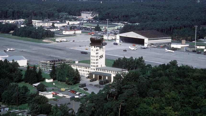 Die US-Basis Ramstein in Rheinland-Pfalz. Laut Medienberichten dienst sie auch als digitaler Knoten für den US-Drohnenkrieg in Asien und Afrika (Bild: Wikipedia).