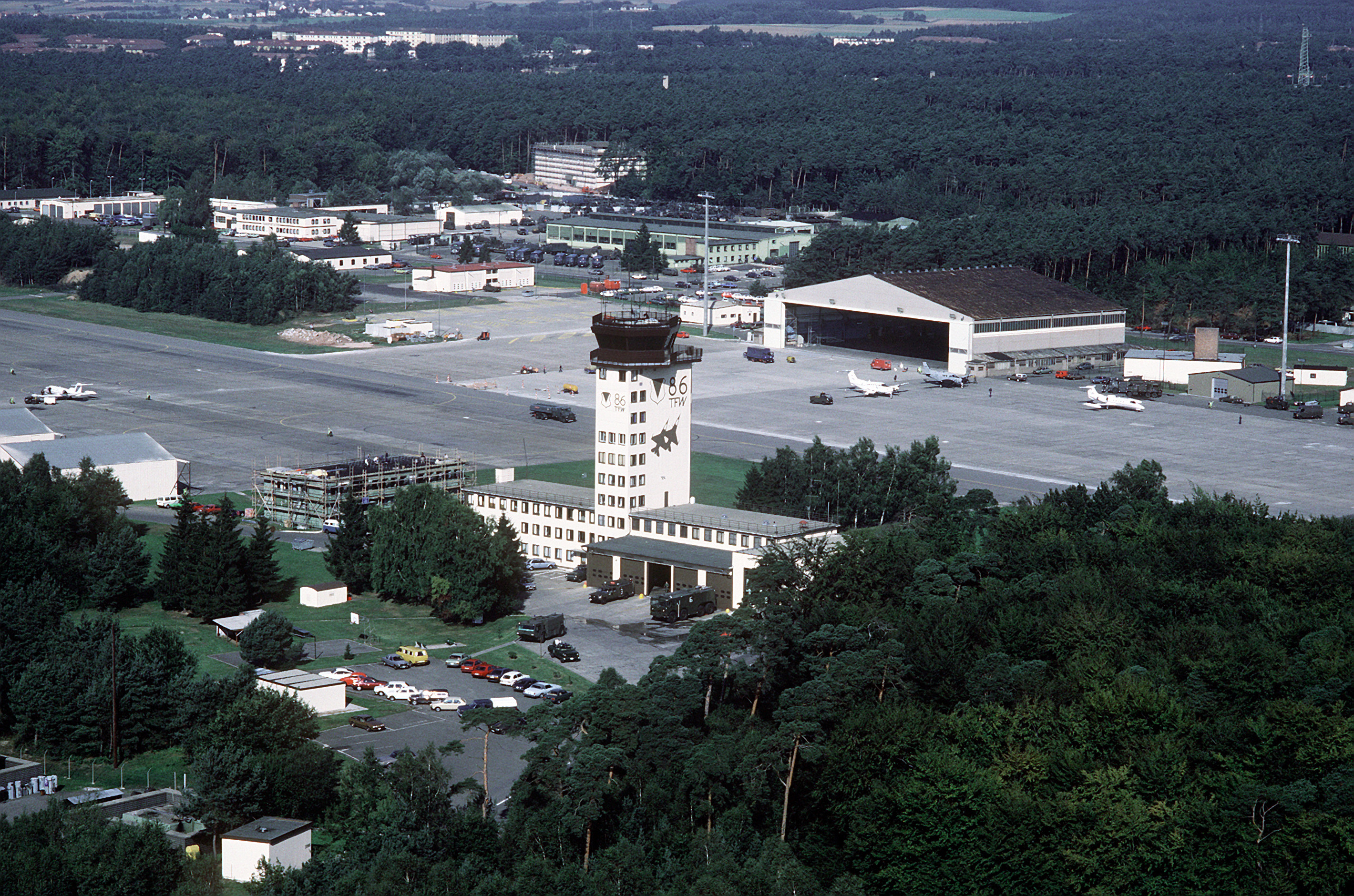 Die US-Basis Ramstein in Rheinland-Pfalz. Laut Medienberichten dienst sie auch als digitaler Knoten für den US-Drohnenkrieg in Asien und Afrika (Bild: Wikipedia).