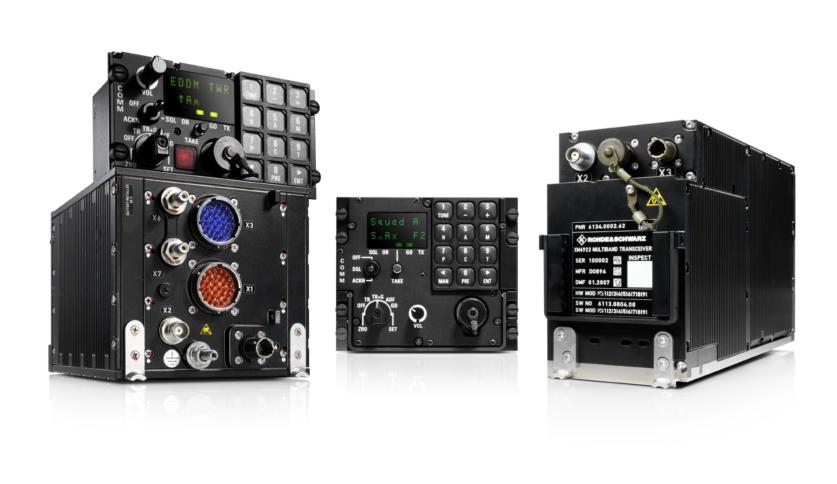 Funkgeräte von Rohde & Schwarz der Baureihe "MR6000A" mit Zusatzmodulen. Sie dienen der Kommunikation mit der Flugsicherung.