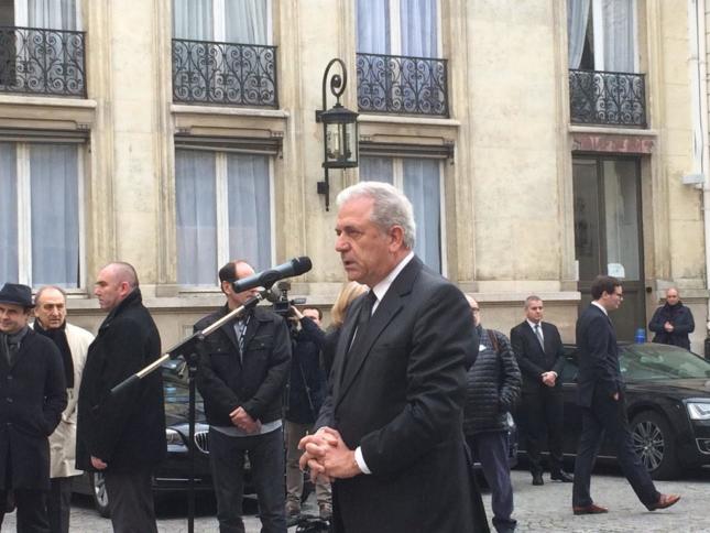 Der neue EU-Innenkommissar Dimitris Avramopoulos verkündet die EU-Pläne in Paris. (Bild: EU-Kommission)