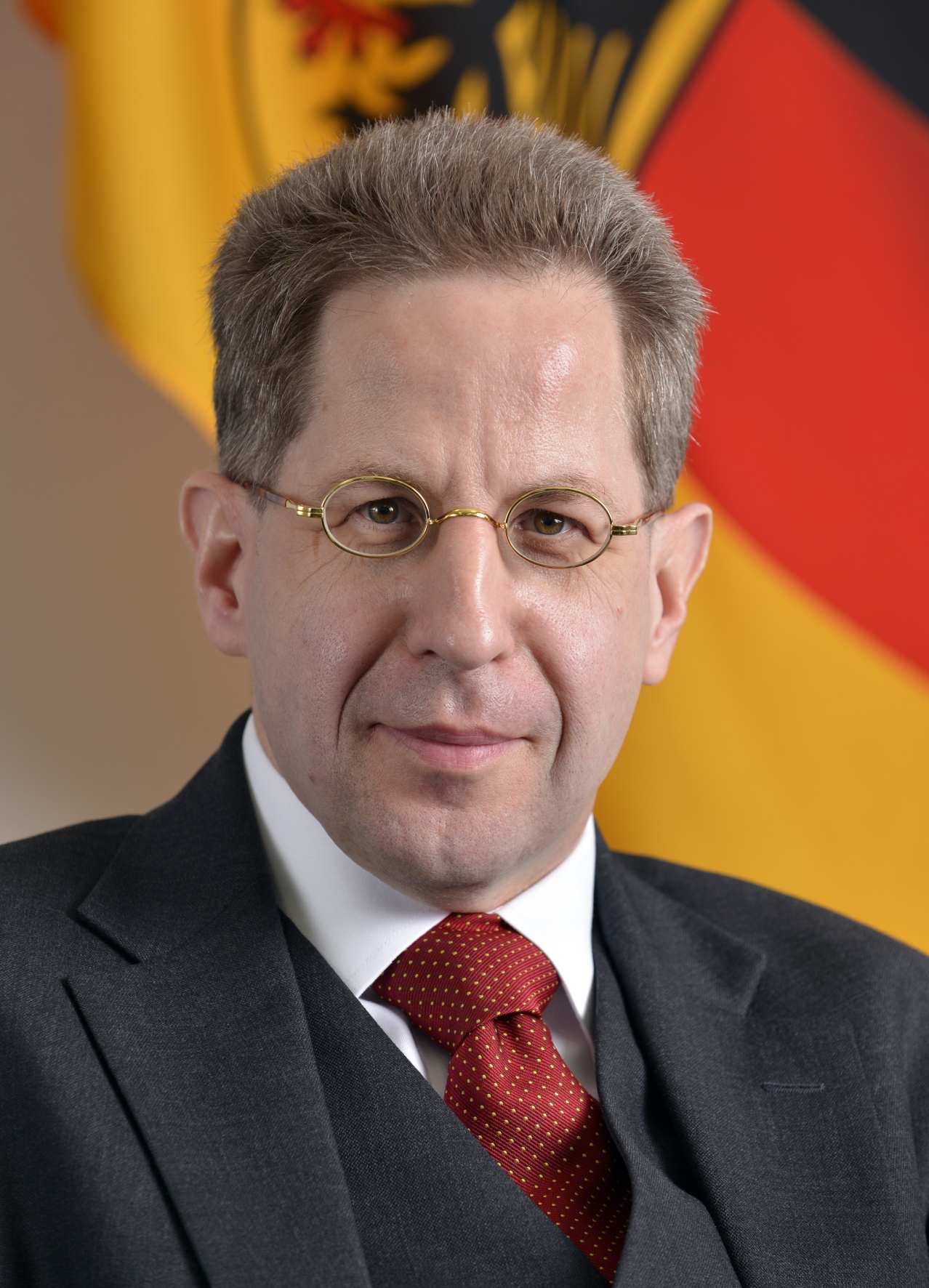 Verfassungsschutzpräsident Dr. <b>Hans-Georg</b> Maaßen (Quelle: Bundesamt für ... - bfv-praesident-dr-maassen-portrait-3