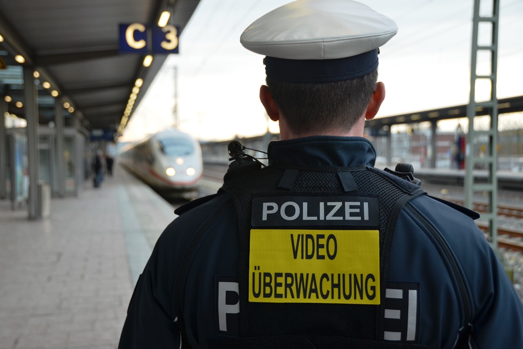 Videouberwachung Mit Bodycams Polizei In Koln Und Dusseldorf Hangt Sich Warnschilder Um