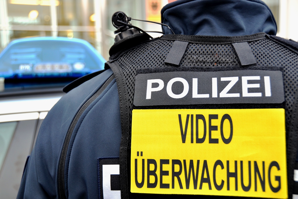 Videouberwachung Mit Bodycams Polizei In Koln Und Dusseldorf Hangt Sich Warnschilder Um