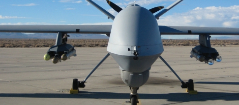 Eine militärische "Predator"-Drohne, hier mit Raketen. Einsätze in den USA erfolgten unbewaffnet.