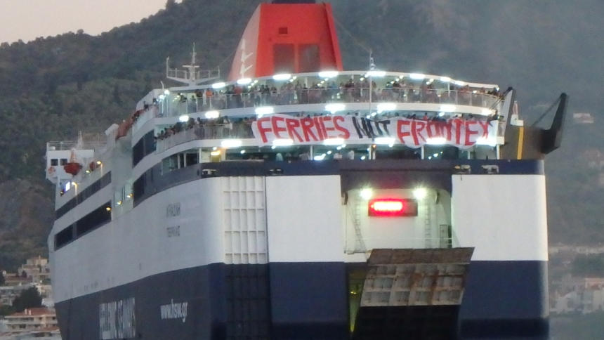 "Fähren statt Frontex" - Protestaktion gegen die Aufrüstung der EU-Außengrenzen auf einer griechischen Fähre.