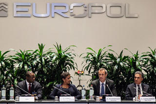 Unter Palmen: Die US-Justizministerin Loretta Lynch und der Europol-Direktor Rob Wainwright.