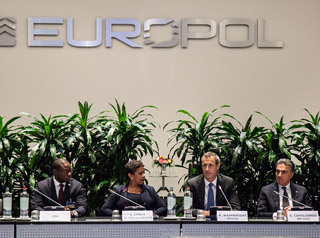 Unter Palmen: Die US-Justizministerin Loretta Lynch und der Europol-Direktor Rob Wainwright.