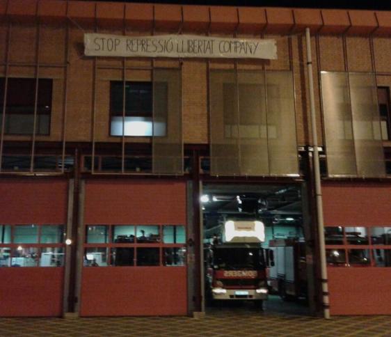 Solidaritätsaktion von Feuerwehrleuten in Barcelona nach Verhaftung eines ihrer Kollegen.