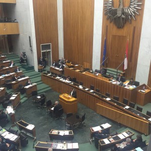 Die Debatte fand vor einem fast leeren Parlament statt (Foto via Twitter/ AKVorrat)