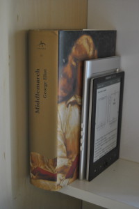Buch und E-Book-Reader. Bild: Cristian Eslava. Lizenz: Creative Commons BY-SA 2.0.