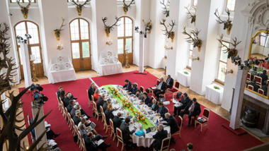 Dezent geht anders: Der G6-Stammtisch unter deutschem Vorsitz auf Schloss Moritzburg.