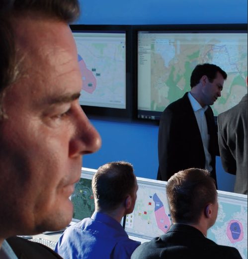 Männer, die auf Monitore starren: Werbung für das System TARANIS, über das Informationen zu Drohneneindringlingen verteilt werden können.