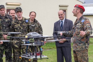 "Hauptmann Gehm bei der Frequenzmessung mittels Tricopter."